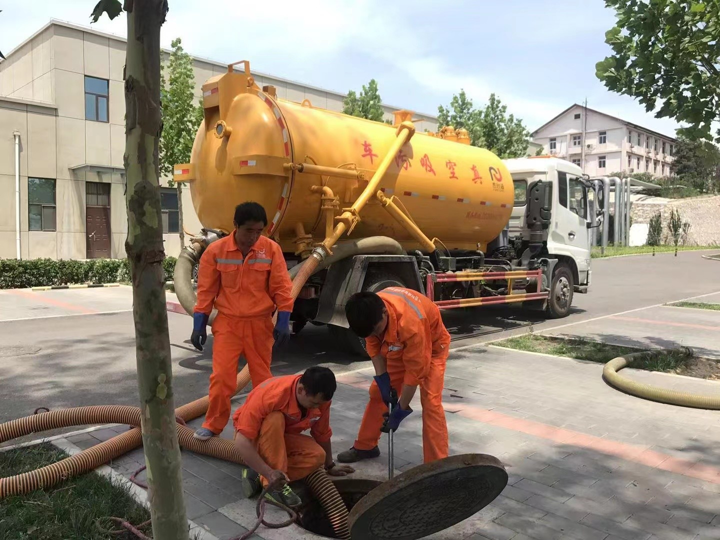 韶关管道疏通车停在窨井附近