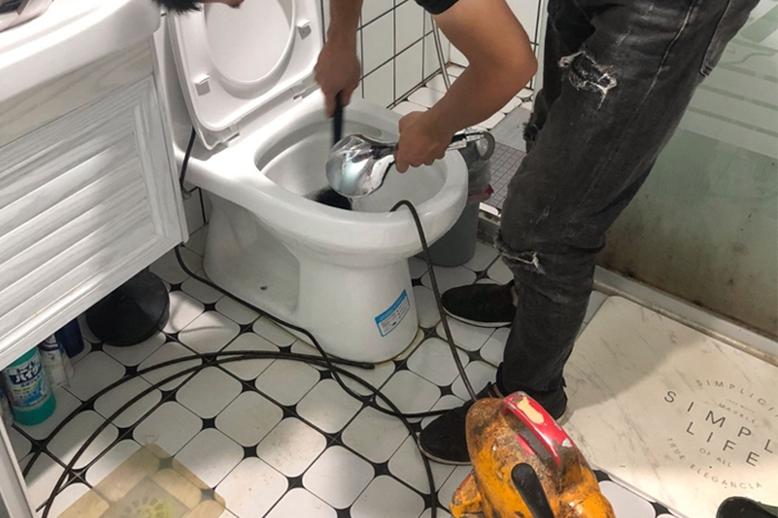 韶关马桶堵塞自己疏通还是找师傅？专业上门服务让你省时更省心